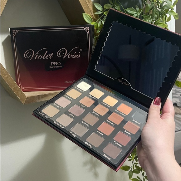Violet Voss PRO Eyeshadow Palette - Matte About You - Picture 2 of 4